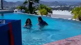 مفلس اشلي حرائق ينحني لممارسة الجنس doggystyle