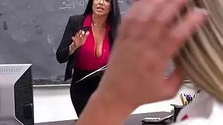 سيئة في سن المراهقة كلية يعاقب من قبل أستاذ مفلس
