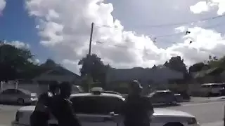الرجل الأسود الحب سخيف اثنين من ضباط الشرطة الإناث بصورة عاهرة في الزي الرسمي
