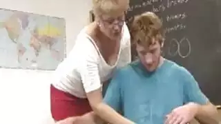 الشباب الذين كانوا يحدقون في جزيئات كبيرة لها