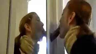 زوجين مع ثقب المجد في المنزل