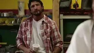 الأبنوس كتكوت ركوب قضيب طويل مثل راعية البقر على الطاولة