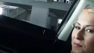 شقراء في سن المراهقة hitchhiker bangs في السيارة في المرآب