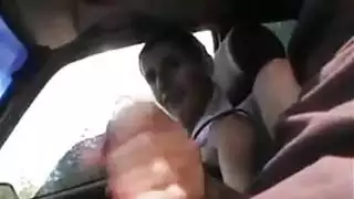 مص الديك الهواة في السيارة