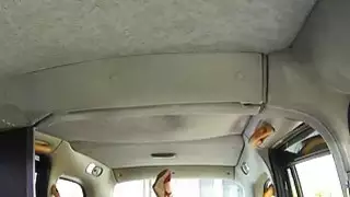 مثليات هواة tribbing في سيارة أجرة وهمية