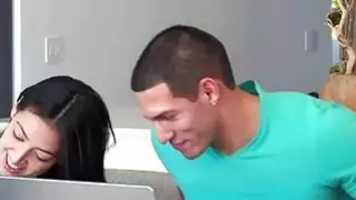 Stepmom في الحمام لها الجنس الثلاثي مع زوجين في سن المراهقة