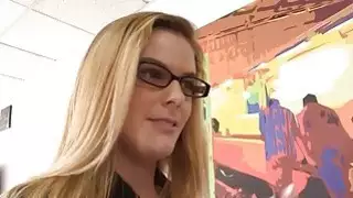 الهواة شقراء فاتنة مع النظارات استغل من أجل المال الدهون