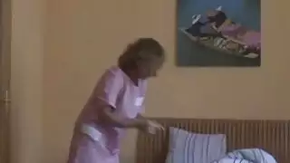 خادمة ناضجة مارس الجنس في غرفة الفندق