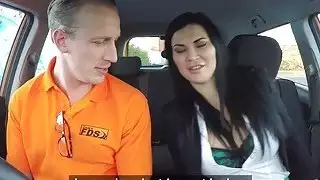 المتأنق الاستنشاق سراويل داخلية في السيارة