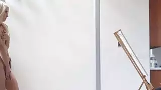 لقطة من نائب الرئيس على وجهها
