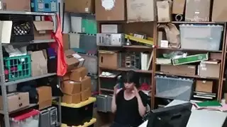 Shoplifter في سن المراهقة اشتعلت اللسان مارس الجنس على الطاولة