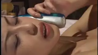 Nao Oikawa الدردشة على الهاتف ومص القضيب