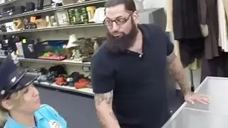 ضابط شرطة سيدة يمسح بمسدسه أو يحاول على أي حال