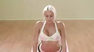 دروس اليوغا مع الثدي ضخمة Khloe Terae
