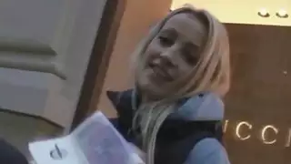 الدرج الداعر مع شقراء فاتنة