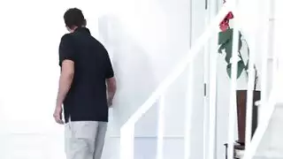 يحصل على sidefucked فرخ الساخنة على السرير كما الساعات stepmom لها