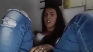 الاستمناء في سن المراهقة تحت الجينز على كاميرا ويب