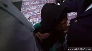 صغير في سن المراهقة يعاقب xxx يائسة امرأة عربية الملاعين من أجل المال