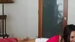 امرأة سمراء مثير الشباب يحب أن تمتص صاحب الديك منتفخة في الصباح