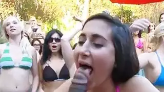 يحصل playgirl لتمتص ديك ترصيع للإعجاب