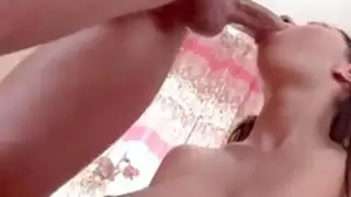 يد ضيق في سن المراهقة يعطي اللسان