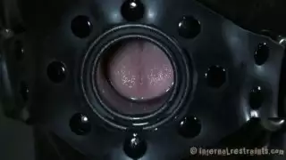 تسيل Elise Graves بقوة عندما يرتدي المتأنق BDSM خوذة على رأسها