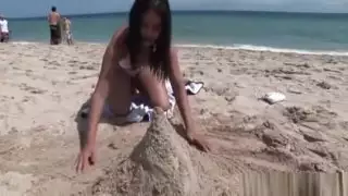 ابنتي الآسيوية اللعب على الشاطئ