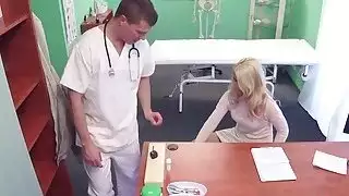 شقراء يشكو الطبيب الذي يعطي اللعنة