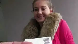 حفر اليورو وقحة في الغابة للحصول على النقد