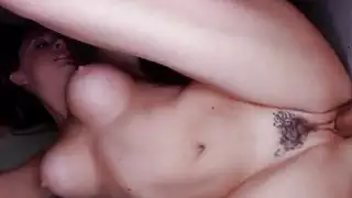 العسل يهدأ الديك الشرس مع مص متحمس