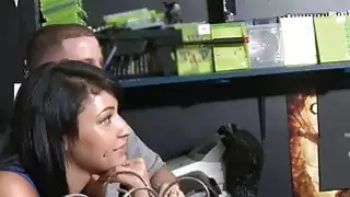 شعر شقراء مجعد حبيبتي استغل من قبل رجل وسيم للمال