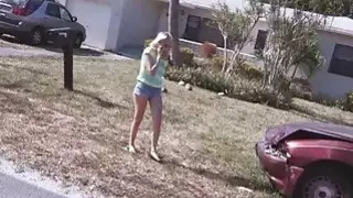 لطيف في سن المراهقة Kiera Daniels hitchhikes ومارس الجنس في السيارة