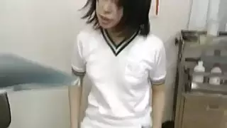 Sayuri تلميذة مارس الجنس وجعلت ابتلاع