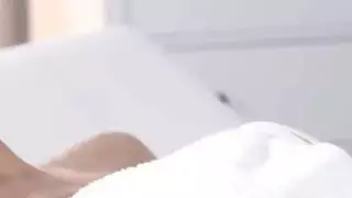 سيدة صغيرة مثيرة كاتارينا المعطي وجود بعض الوقت نوعية في طاولة التدليك