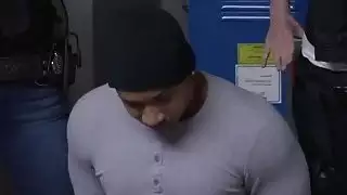 ماغي جرين وجوسلين يعلِّمان درس الخاطف الأسود من خلال إجباره على ممارسة الجنس معه في الثلاثي