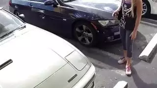 شقراء بيمبو يحاول بيع سيارة