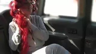 حناجر حمر بريطانية عميقة في سيارة أجرة مزورة