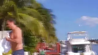 يجب على الأطفال الساخنة أن يتجمعوا أمامهم لإطلاق النار على المشهد الداعر المتشددين