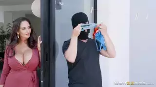 أمي اللباس الداخلي اللصوص