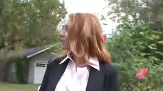 جانيت القابضة لها الساقين لأنها قصفت