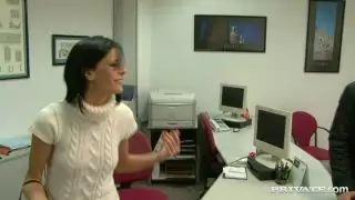 العاهرة سلوتي أليز السنانير حتى الرجل في المكتب