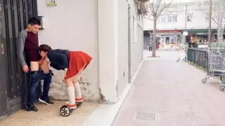 باميلا سانشيز وجنسها Segway تجول في الشوارع