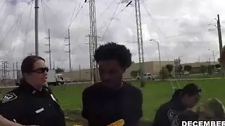 Cops ماجي و Joslyn إساءة استعمال أسود في الهواء الطلق