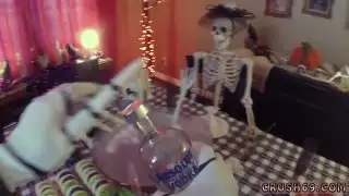 ابنة زوجة رفيق اللعب في الترابط وأحاسيس جديدة أمي "Swalloween