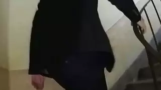 في سن المراهقة العربي السابقين فرنك غيني يأخذ الديك في اسلوب هزلي