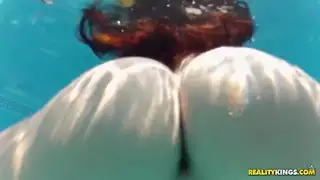 منحنيات ميرا مثير بينما كانت تسبح عارية