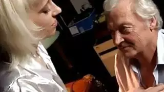 صورة ساخنة ومتعبة من سخيف في سن المراهقة مع رجل يبلغ من العمر بروس قد تم