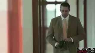 أحضرت كاثي نوبيلي زوجًا من الأحذية ذات الكعب العالي إلى مكتبها
