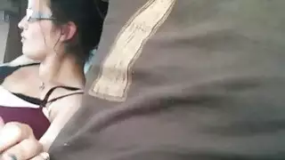 handjob في السيارة