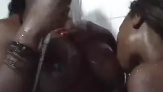 مفلس هواة الأفريقي مثليات أخذ دش